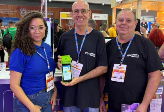 Equipe da Martins e PDV Legal apresentando o sistema em um evento do setor